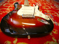 Myydään asiakkaan lukuun: Sähkökitara Fender Player Stratocaster 2019 Made in Mexico (käyt) + laukku (käyt) 