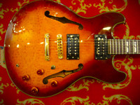 Myydään asiakkaan lukuun: Sähkökitara Samick SAB 650 (käyt) + gigbag (käyt)  