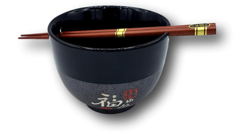 Keraaminen nuudelikulho syömäpuikoilla