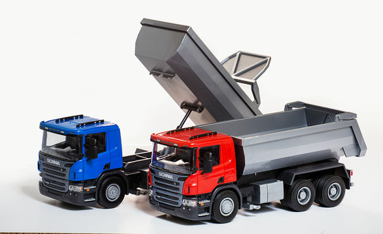 EMEK 3-akselinen Scania maansiirtoauto, sininen P 370