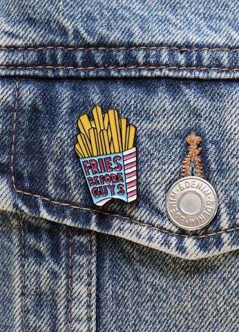 Pinssi - Fries Before Guys