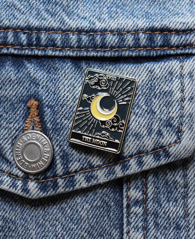 Pinssi - The Moon Tarot Card, II