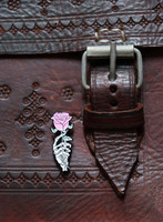 Pinssi - Skeleton Hand With Rose