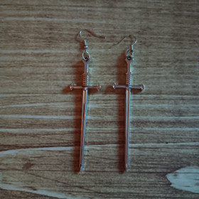 Isot miekka korvakorut