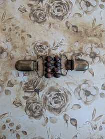 Puuhelmi villatakkiklipsu ruskea soikea helmi