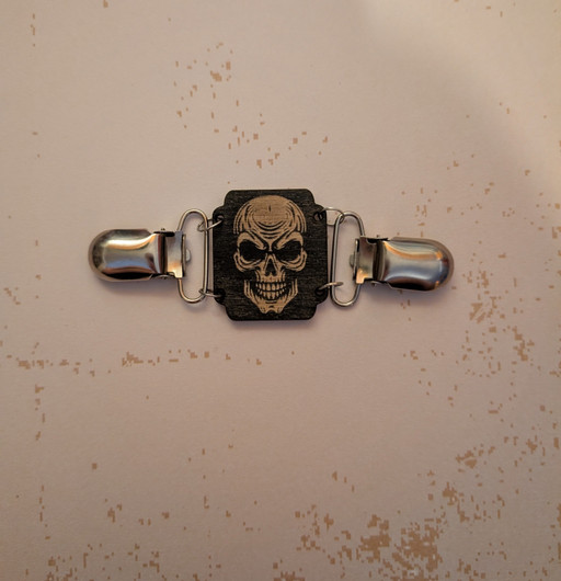 Sweater clip with skull 