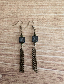 Roikkuvat korvakorut musta