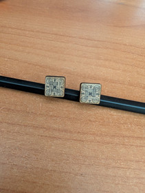 Hannun vaakuna stud earrings