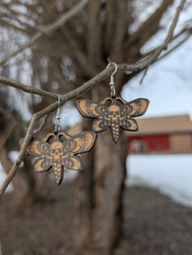 Mustat pääkallokiitäjä korvakorut 