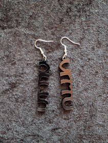 Mustat vittu korvakorut 