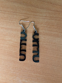 Mustat vittu korvakorut 