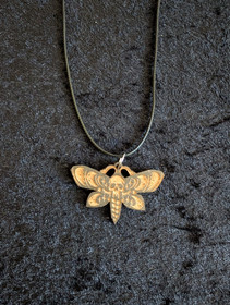 Musta pääkallokiitäjä kaulakoru