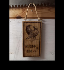 Puinen leikkuulauta tai tarjoilulauta korpit