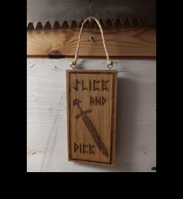 Puinen leikkuulauta tai tarjoilulauta miekka