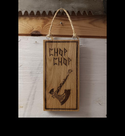 Puinen leikkuulauta tai tarjoilulauta kirves