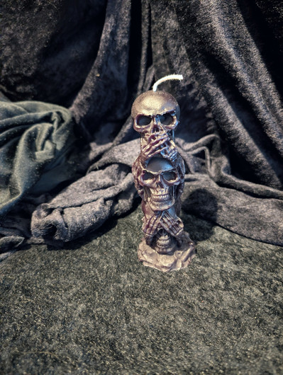 Black beeswax skull candle 
