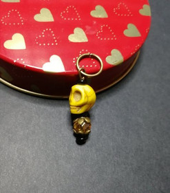 Silmukkamerkki keltainen kallo