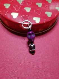 Silmukkamerkki violetti kallo