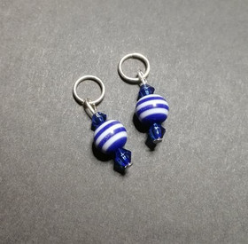 2 silmukkamerkkiä sininen helmi