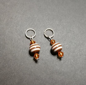 Silmukkamerkit ruskea raidallinen helmi