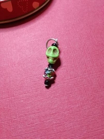 Silmukkamerkki vihreä kallo