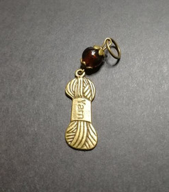 Silmukkamerkki lankakerä ruskea helmi