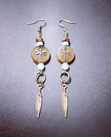 Korvakorut korento ja sulka 