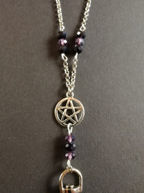 Avainnauha pentagrammi mustaa ja violettia 