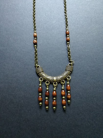 Pronssinvärinen kaulakoru puuhelmillä