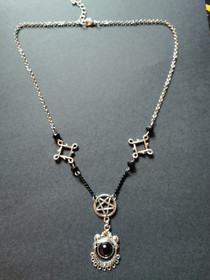 Goottikaulakoru pentagrammilla