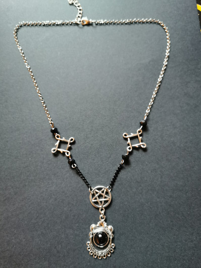 Goottikaulakoru pentagrammilla