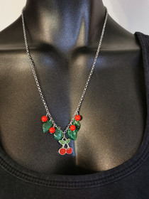 Kirsikat ja lehdet kaulakoru