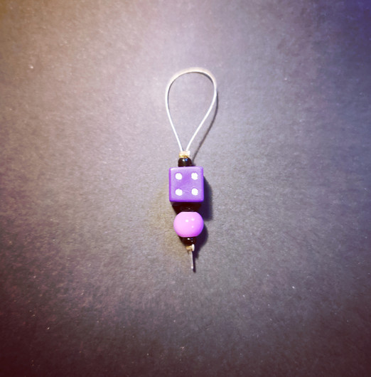 Silmukkamerkki violetti noppa