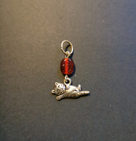 Kitten place marker with a red bead 