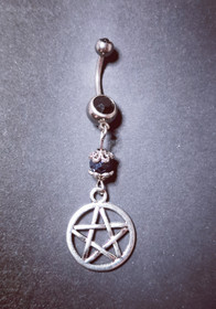 Napakoru hopeanvärinen pentagrammi Mustat helmet 