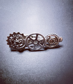 Steampunk tie clip with silver-colored gears.