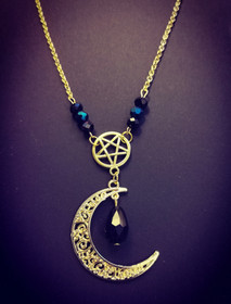 Kuu kaulakoru kullan värinen pentagrammi