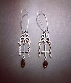 Roikkuvat ristikorvakorut isolla koukulla 