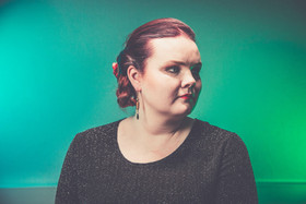 Ruskean sävyiset kukka korvakorut 