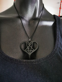 Musta sydänpentagrammi kaulakoru 