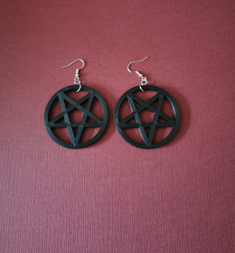 Isot mustat pentagrammi korvakorut 