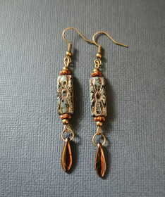 Harmaan sävyiset kukka korvakorut 