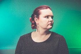 Roikkuvat korvakorut pronssin sävyiset ketjut