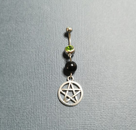 Napakoru hopeanvärinen pentagrammi vihreä Mustalla helmellä