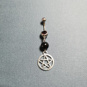 Napakoru hopeanvärinen pentagrammi violetti Mustalla helmellä