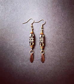 Mustat kukka korvakorut 