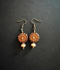 Ruskean oranssit kukkakorvakorut