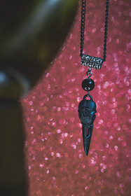 Korpinkallo kaulakoru pentagrammilla 