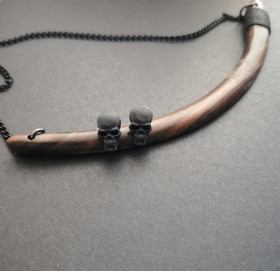 Nappikorvakorut musta pääkallo