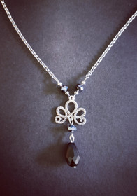 Musta pisara kaulakoru 